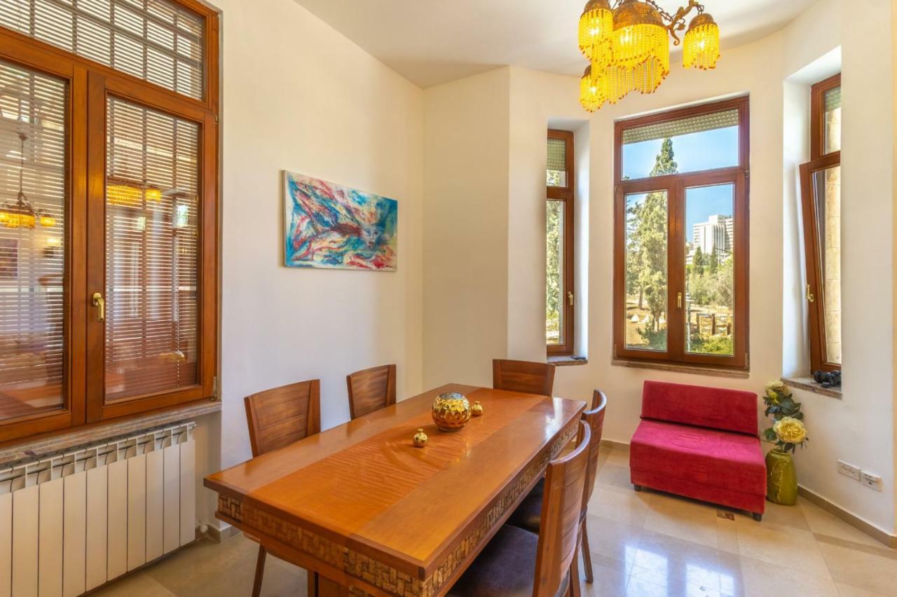Apartment Art In Mamila *
